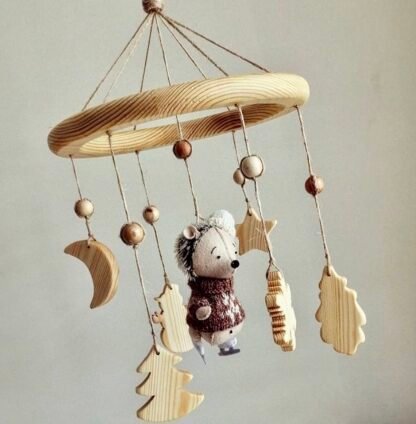 Mobile bébé hérisson en bois