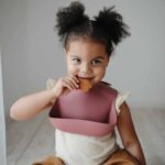 Bavoir en silicone Mushie Rose poudré – Image 2