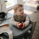 Mushie Silikon Lätzchen Dove Grey – Bild 2