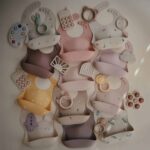 Mushie Silikon Lätzchen Dove Grey – Bild 3