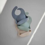 Bavoir en silicone Mushie bleu poudre – Image 3