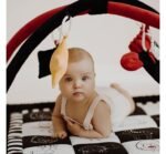 Tappetino da gioco Montessori con arco da gioco rosso - immagine 3