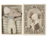 Maileg Sleepy/Awake Baby Mouse dans Matchbox - Bleu