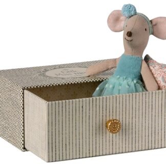 Maileg souris dansante dans le lit de jour, petite soeur