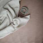 Mushie - Braccialetto con anello da dentizione - Tè verde-Grigio freddo-Sale marino - immagine 2