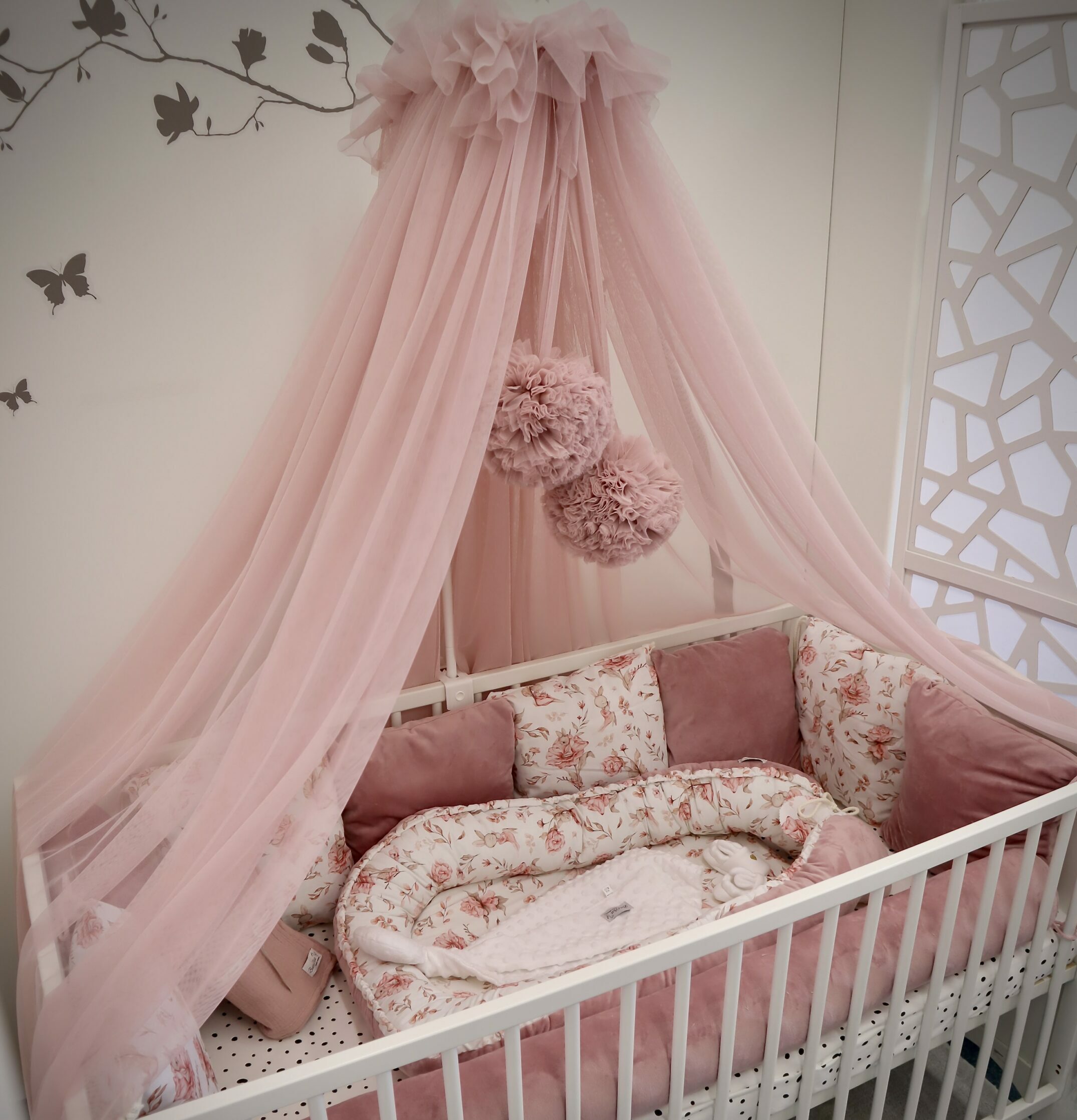 Ciel de lit tulle vieux rose avec 2 pompons - Acheter sur BabyNest
