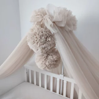 Betthimmel Tüll Beige mit Pompons – Perfekt fürs Babybett