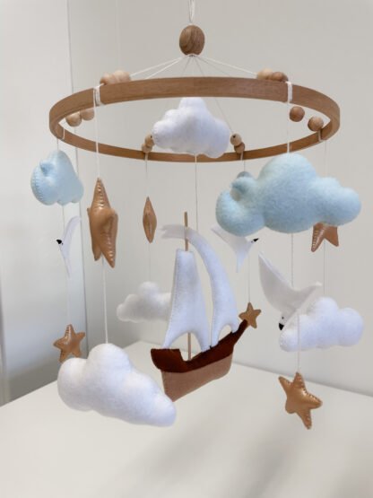 Nave mobile per bambini fatta a mano