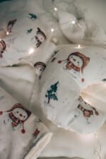 Set Kuscheldecke-Kissen|Premium Baumwolle|Snowman Cream – Bild 3