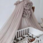 Betthimmel Tüll Taupe mit 2 Pompons