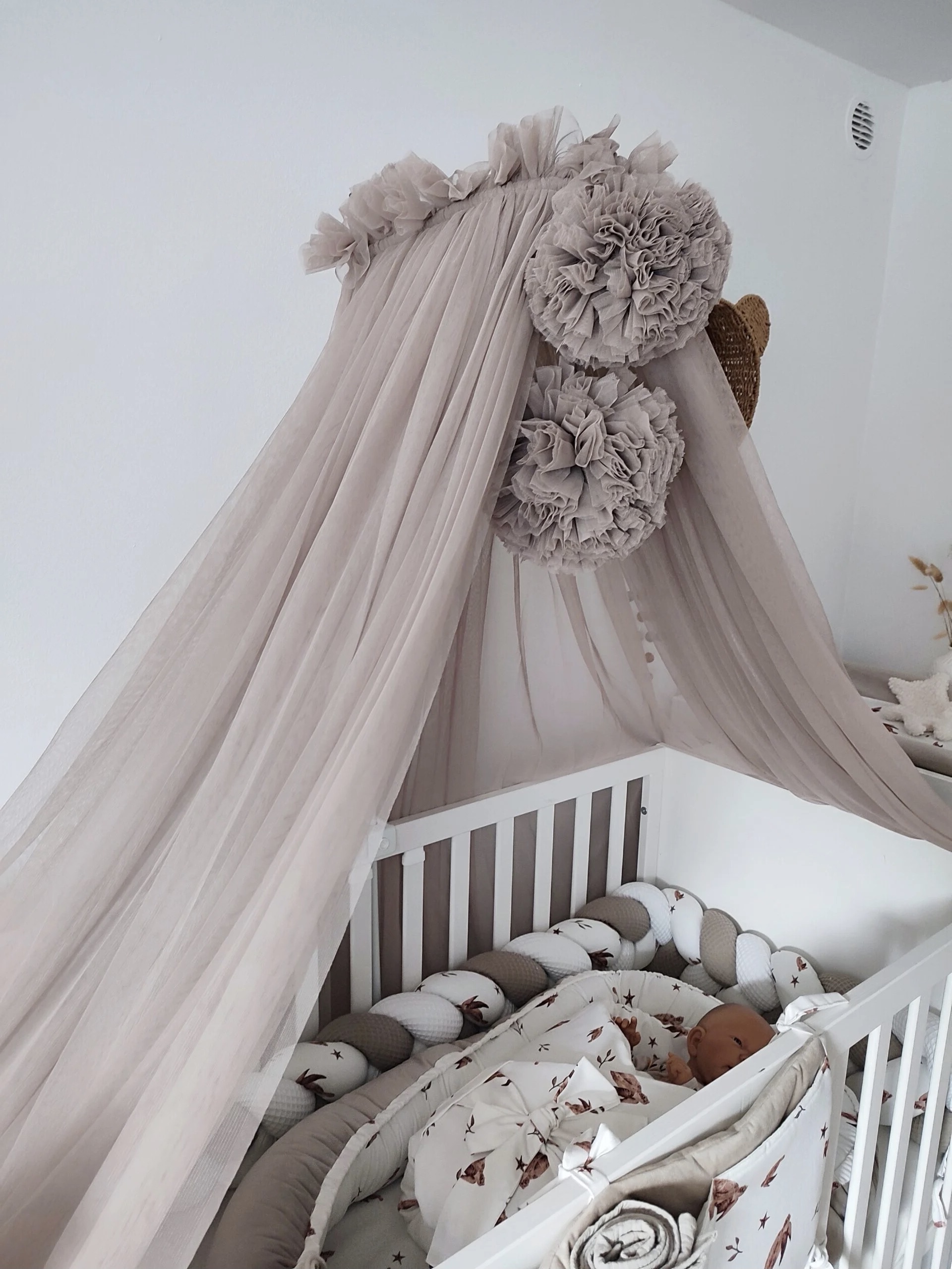 Ciel de lit avec pompons pour lit bébé