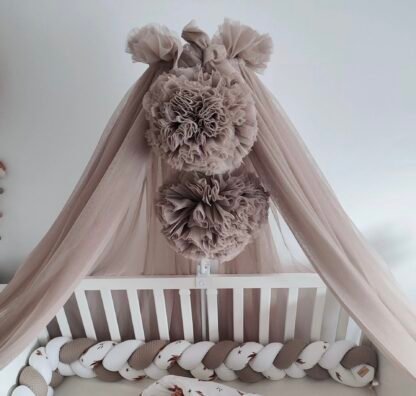 Betthimmel Tüll Taupe mit 2 Pompons – Bild 2