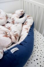 Nid pour bébé 4 pièces Premium, bleu marine, motif « Envol » – Image 4