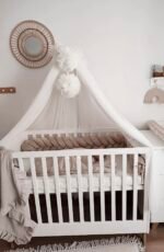Bed canopy retro tulle white with 2 pompoms - Image 5
