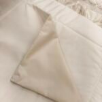 Matelas à langer Velvet Glam avec sous-couche imperméable amovible | Crème – Image 2