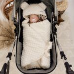 Couverture de coque de voiture | Premium Muslin Minky| Pingouin vole vers la Lune