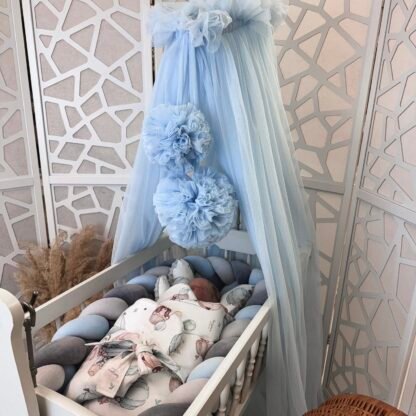 Letto a baldacchino in tulle celeste con 2 pompon