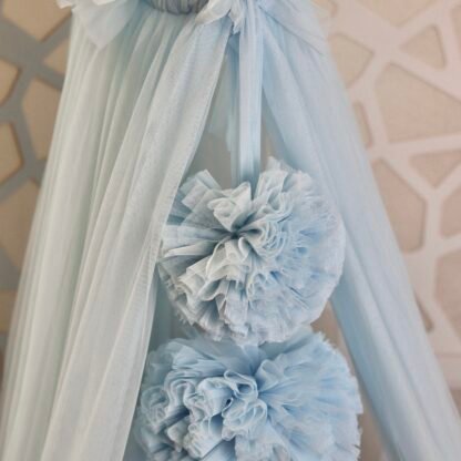 Baldacchino in tulle celeste con 2 pompon - immagine 2