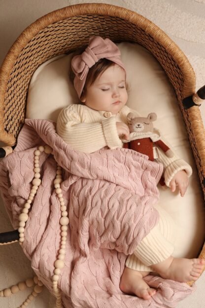 Couverture bébé en bambou tricotée avec motif torsadé | Rose