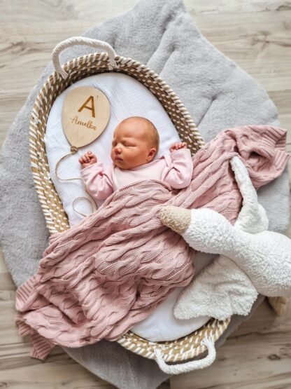 Couverture bébé en bambou tricotée avec motif torsadé | Rose – Image 2