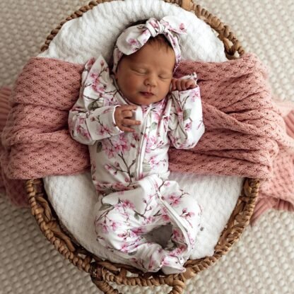 Tutina da notte Cherry Blossom Organic Snuggle con cerniera e balza