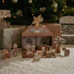 Piccolo presepe olandese per bambini con figure in legno in una valigia - Natale - immagine 2