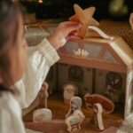 Piccolo presepe olandese per bambini con figure in legno in una valigia - Natale - immagine 3