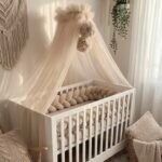 Ciel de lit tulle beige avec 2 pompons